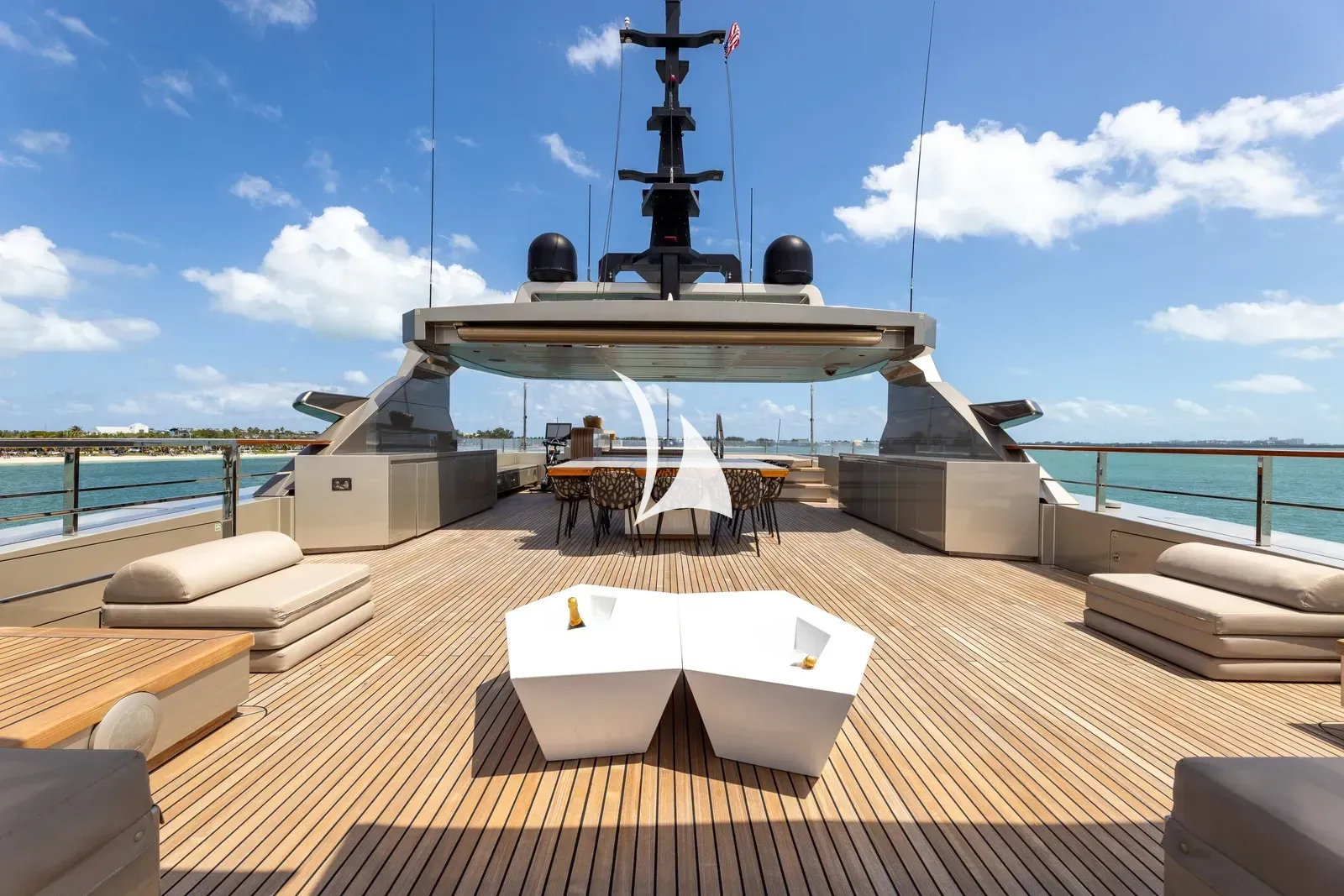 MAVERICK - exterior 2