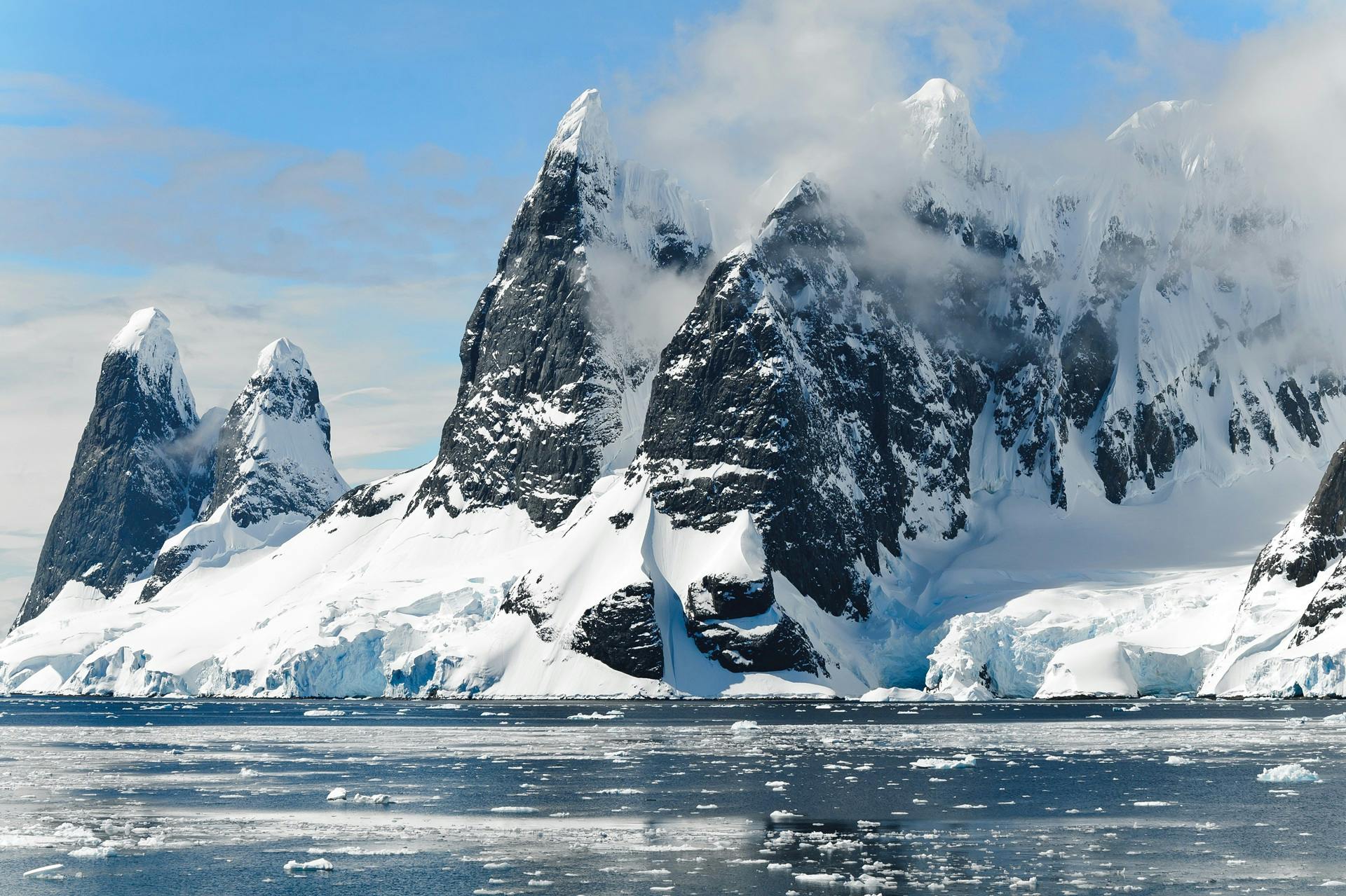 Ross Sea icebergs and ice shelves