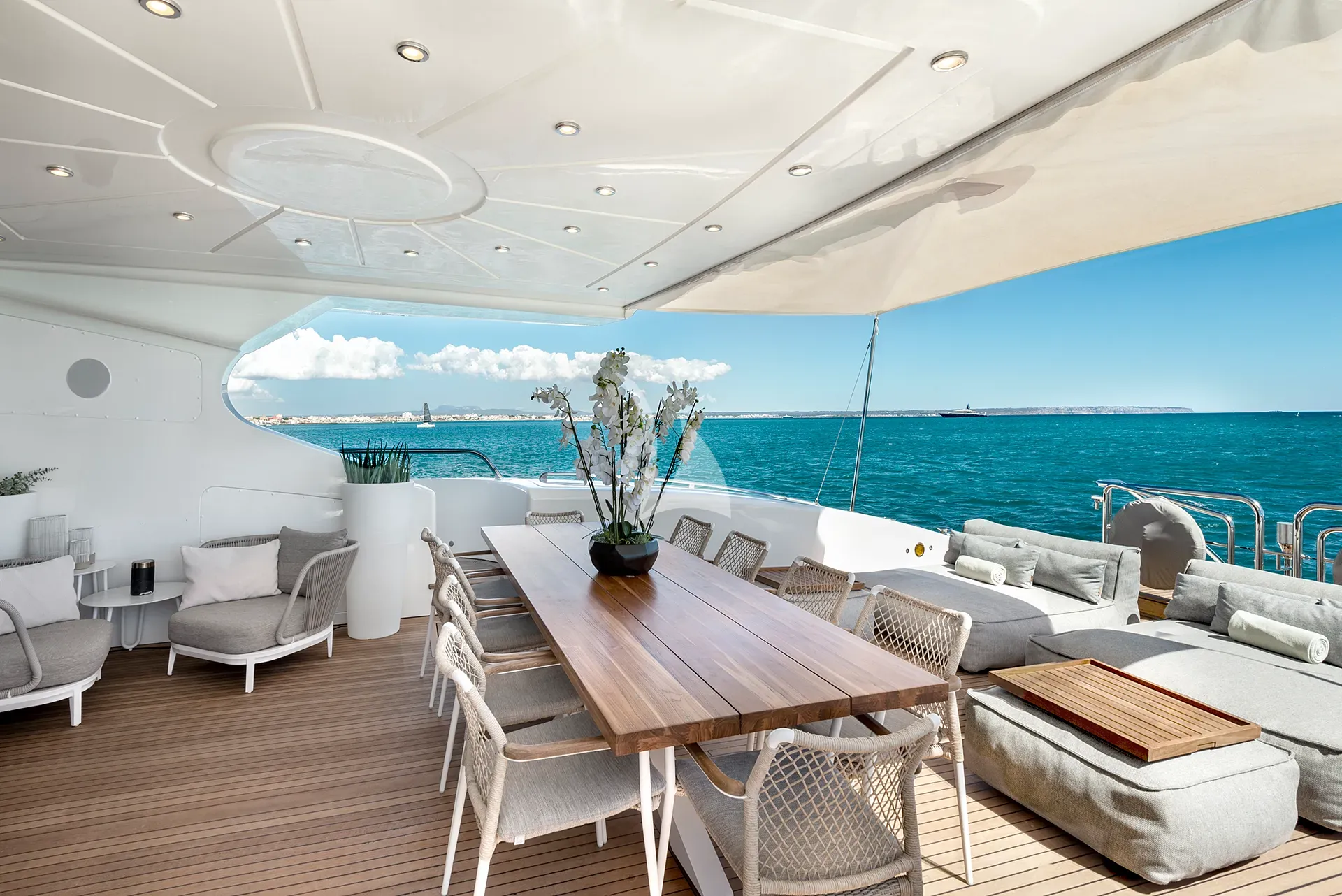 MRS GREY - exterior 2